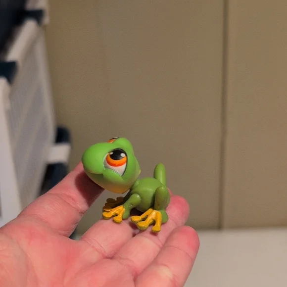 Green and Blue Reptile Figurine Set - Picture 4 of 13